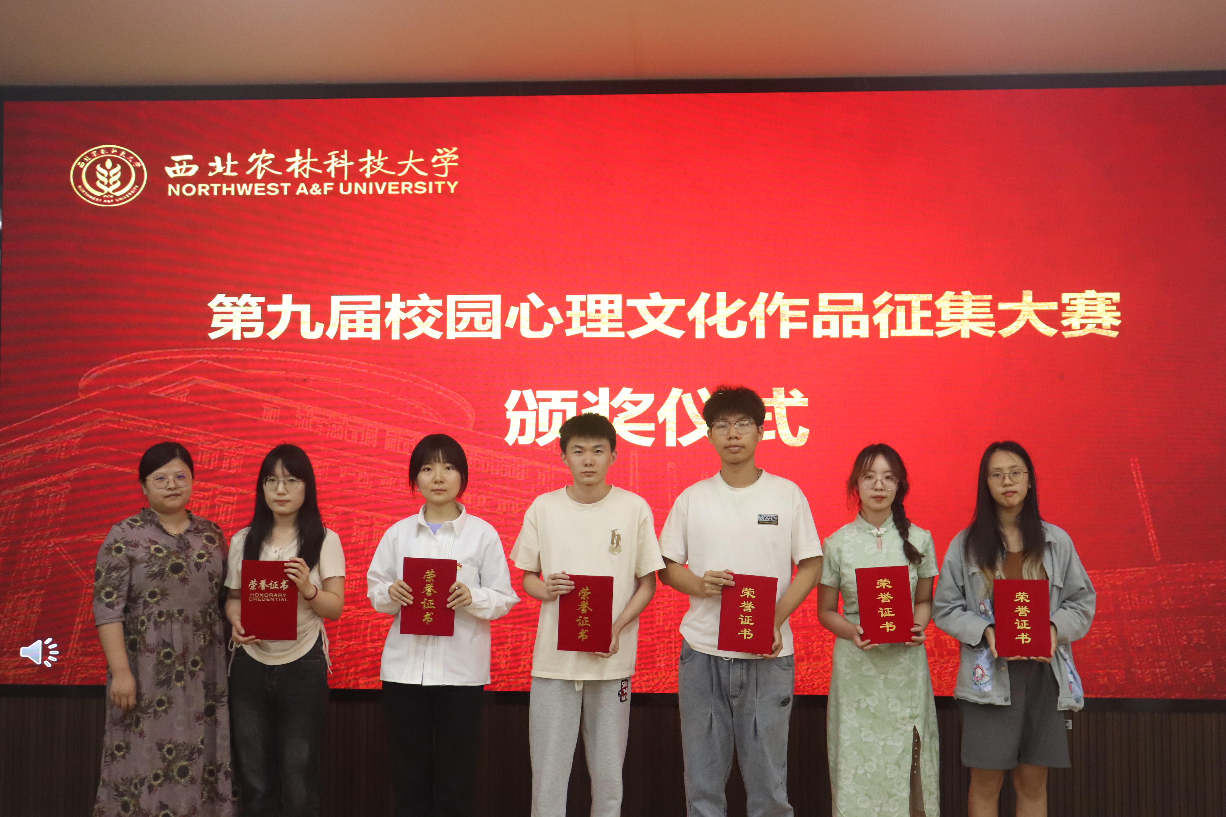 葡萄酒厕所偷拍
王雅楠为荣获二等奖学生颁奖.JPG