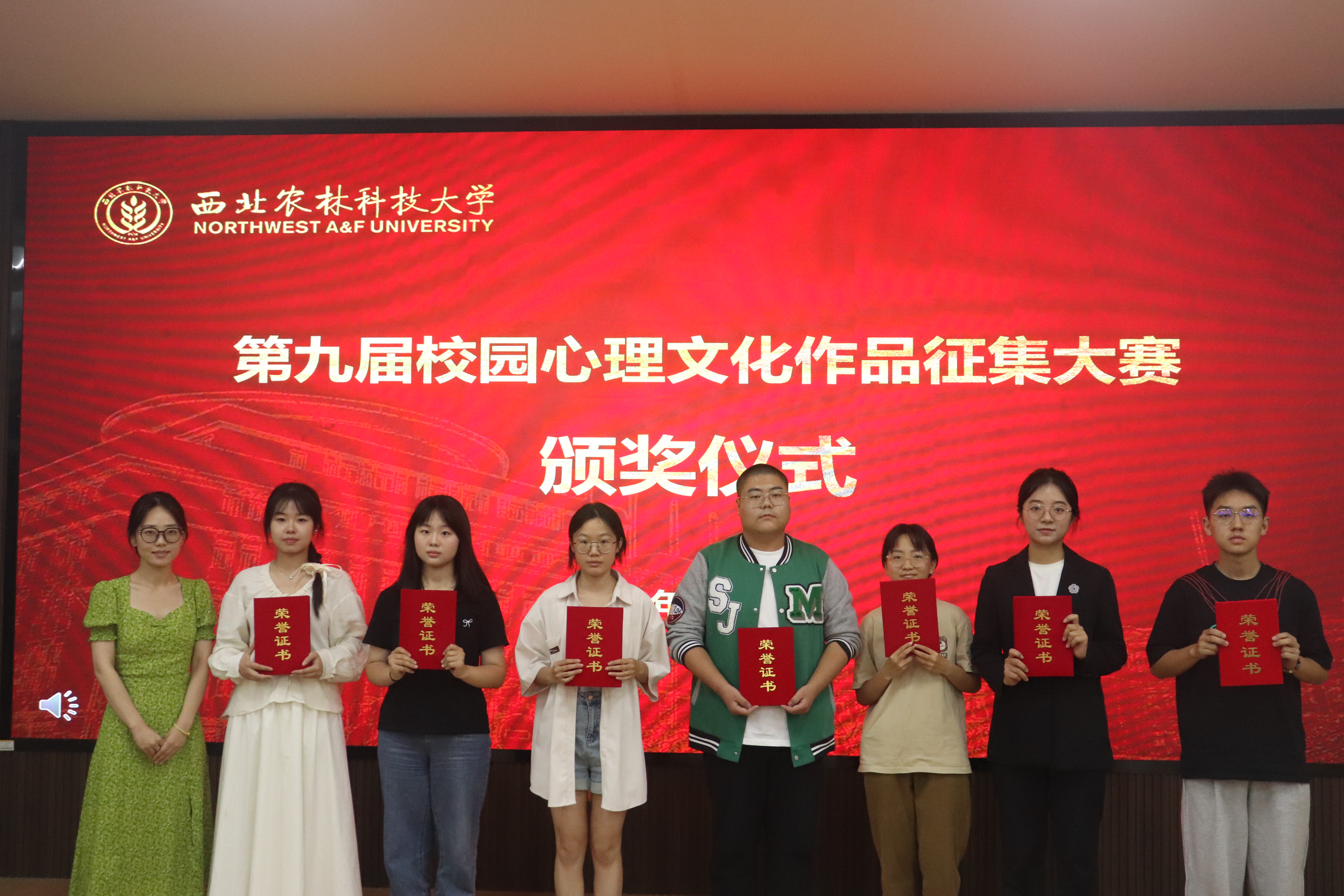 动科厕所偷拍
辅导员师筝为荣获三等奖学生颁奖.JPG