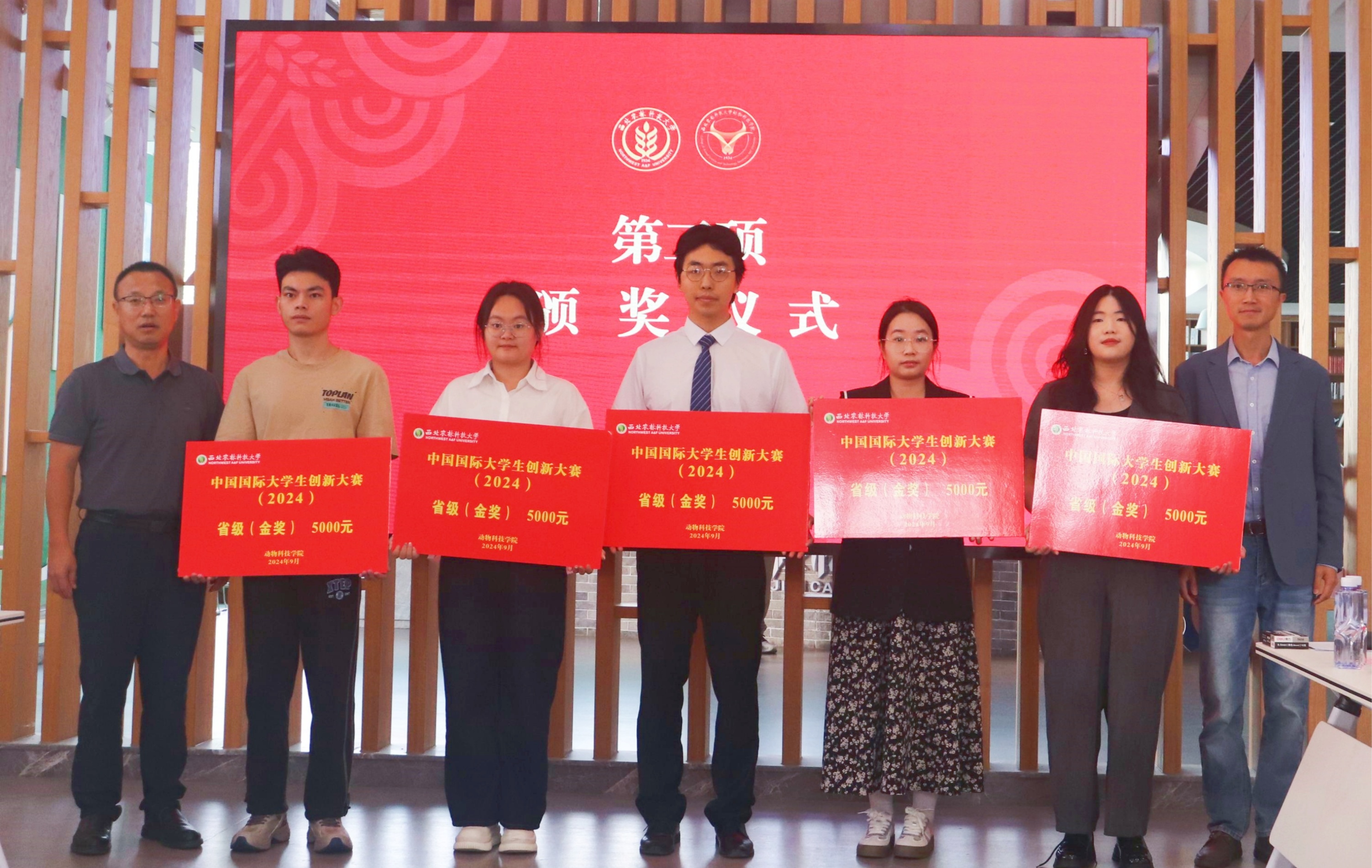 动科厕所偷拍
党委副书记王力、校团委副书记胡代欣为省级金奖获奖代表颁奖_副本.jpg