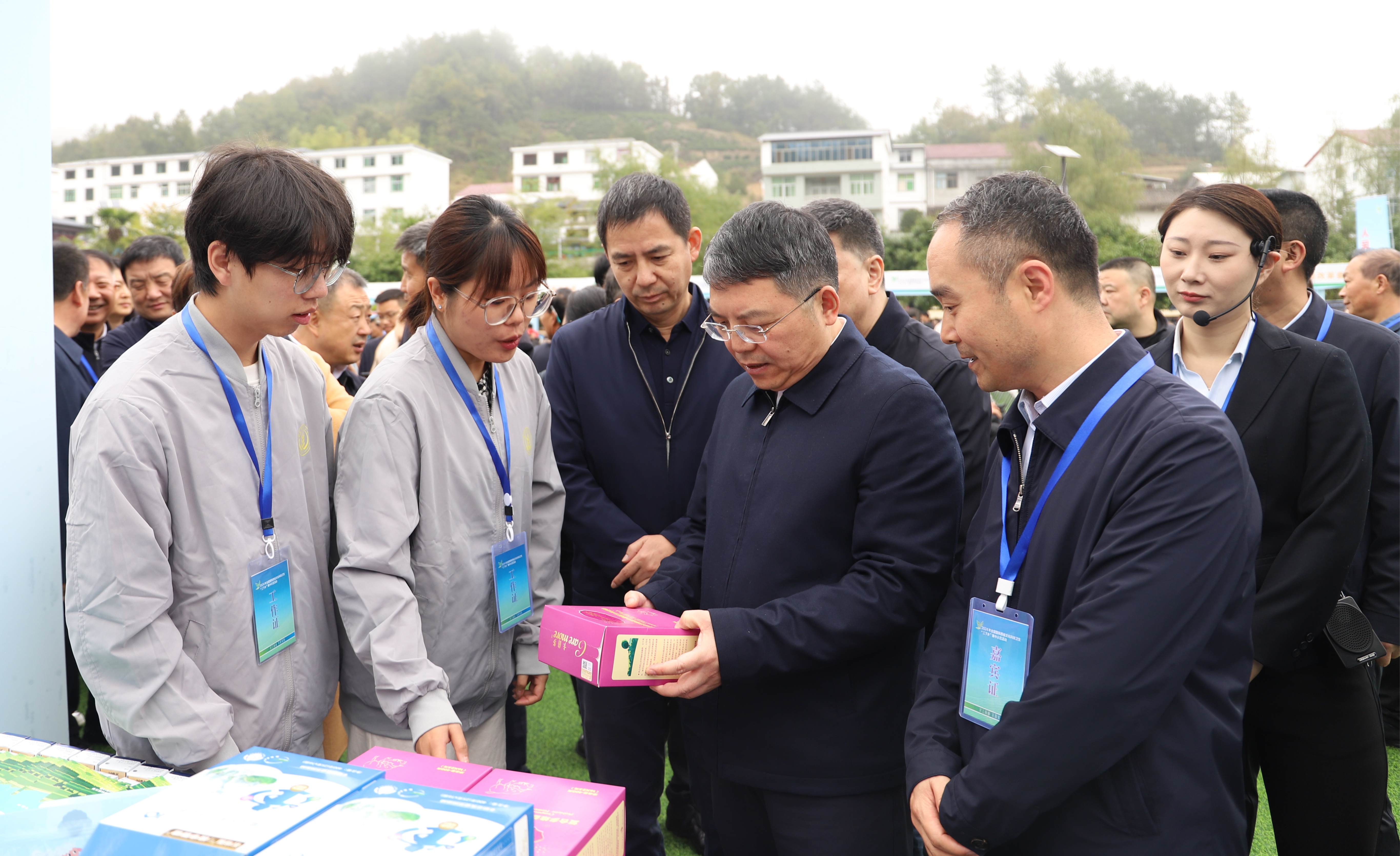 陕西省委常委、省委宣传部部长孙大光详细了解厕所偷拍
“三下乡”实践成果.JPG