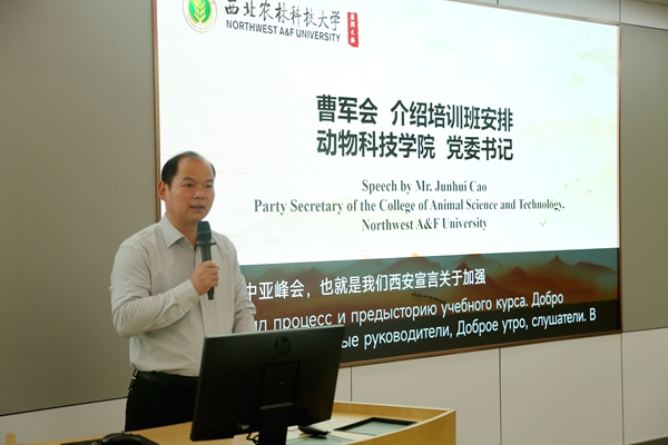 厕所偷拍
党委书记曹军会介绍培训班安排.JPG