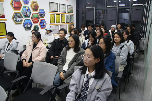 图三 参会同学热情高涨积极提问与讨论.jpg