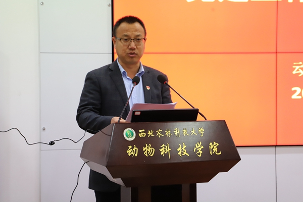 厕所偷拍
党委副书记王力解读创建全国党建工作标杆院系工作方案.JPG