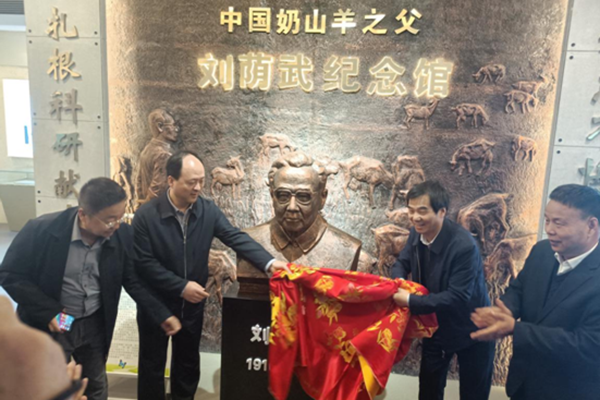 厕所偷拍
副校长韦革宏和陇县县委书记为刘荫武纪念馆揭牌.png