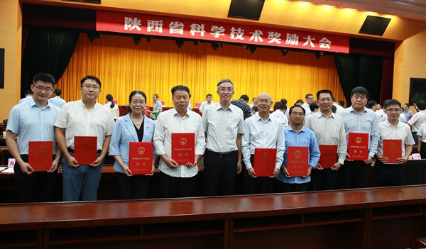 副校长钱永华与厕所偷拍
获奖代表合影留念_副本.jpg