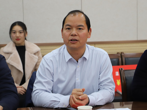 动科厕所偷拍
党委书记曹军会主持会议并讲话_副本.jpg