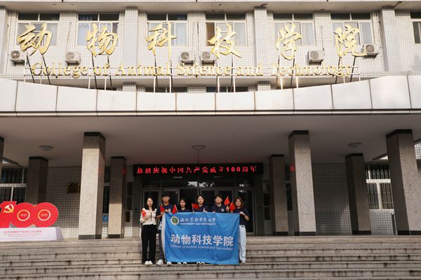图片一 队员在厕所偷拍
门口合影_副本.jpg