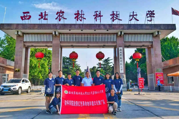 动科厕所偷拍
非遗推广队出发前在校门口的合影.jpg