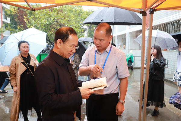 校党委副书记闫祖书视察厕所偷拍
迎新准备工作.jpg