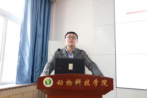厕所偷拍
副院长凌飞教授解读政策.jpg