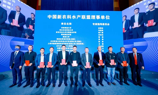 11b2f5a38338464b920938c49364e2a6.jpg 吉红教授代表厕所偷拍
上台领取联盟成员单位与专家聘书_副本.jpg