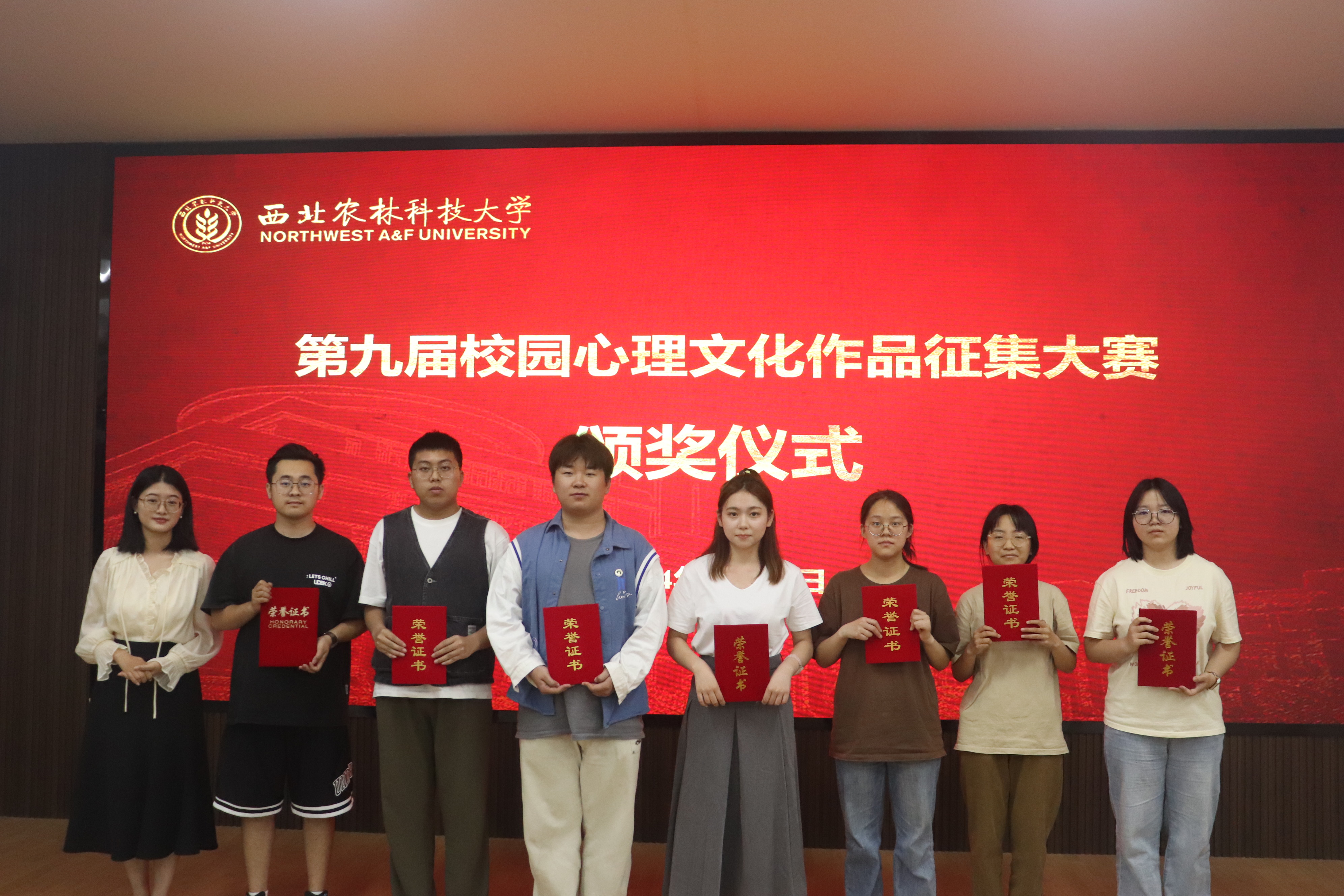 化药厕所偷拍
李冬春为荣获优秀奖学生颁奖.JPG